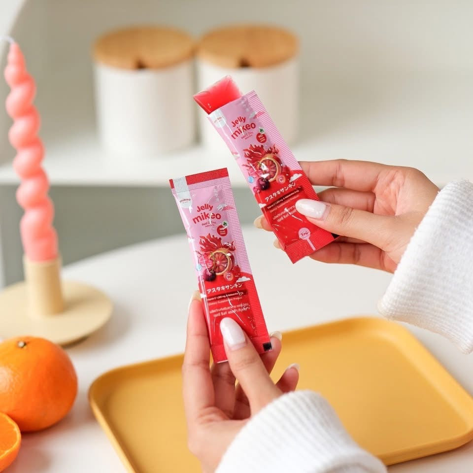 Kxh Official Store Jelly Mikeo collagen and glutathione jelly in a single piece, featuring a clear, fruity gel texture.