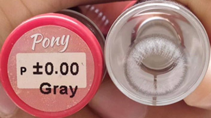 Close-up of clear contact lenses from Kxh Official Store, showing the lens's transparent design and smooth surface.